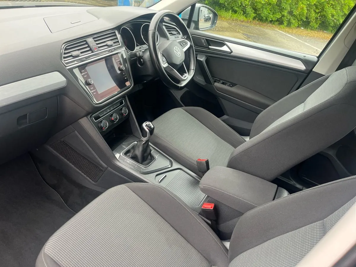 Volkswagen Tiguan 2.0tdi 122HP Manual - Image 3