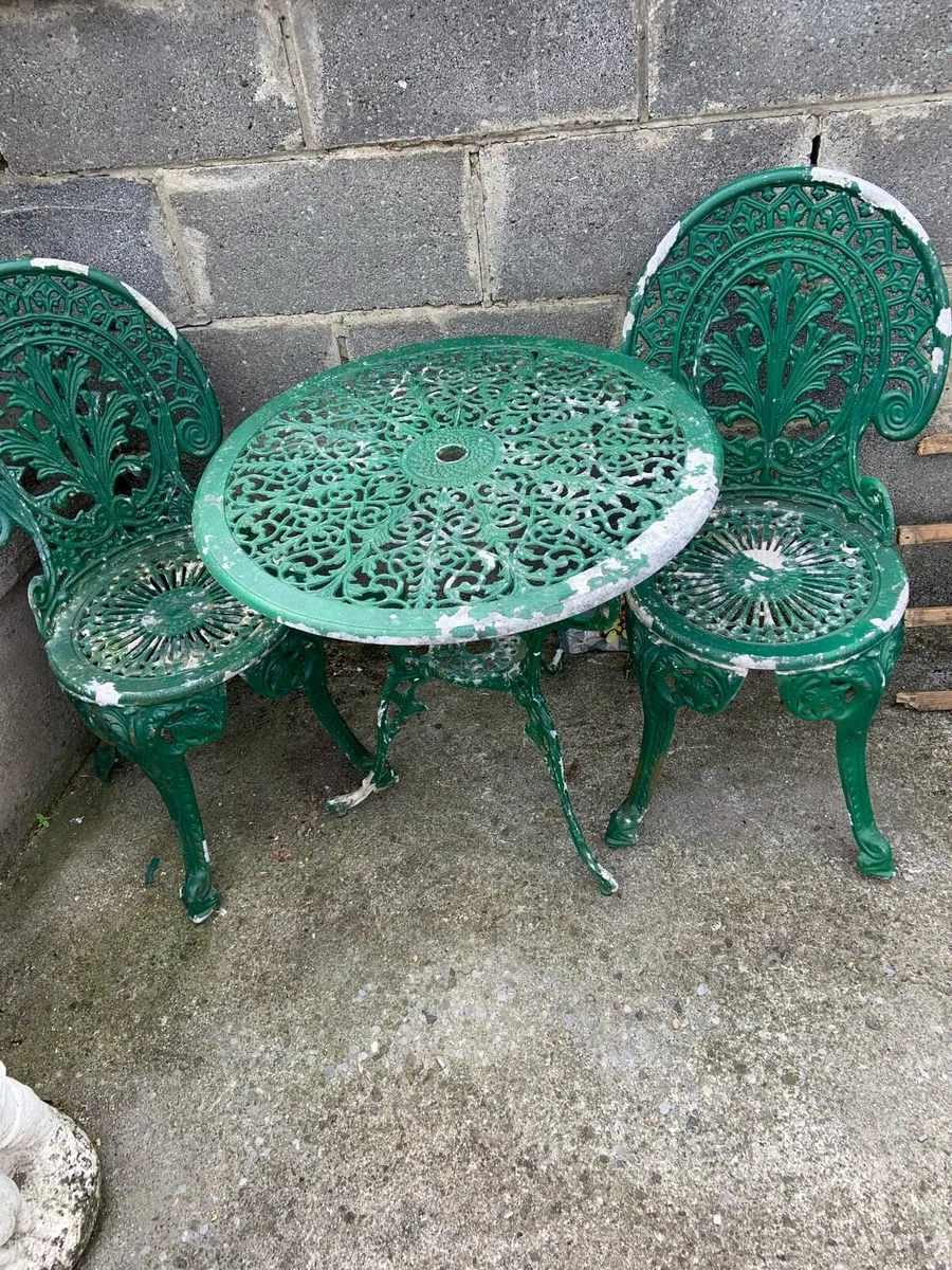 Garden table and two chairs - Image 1