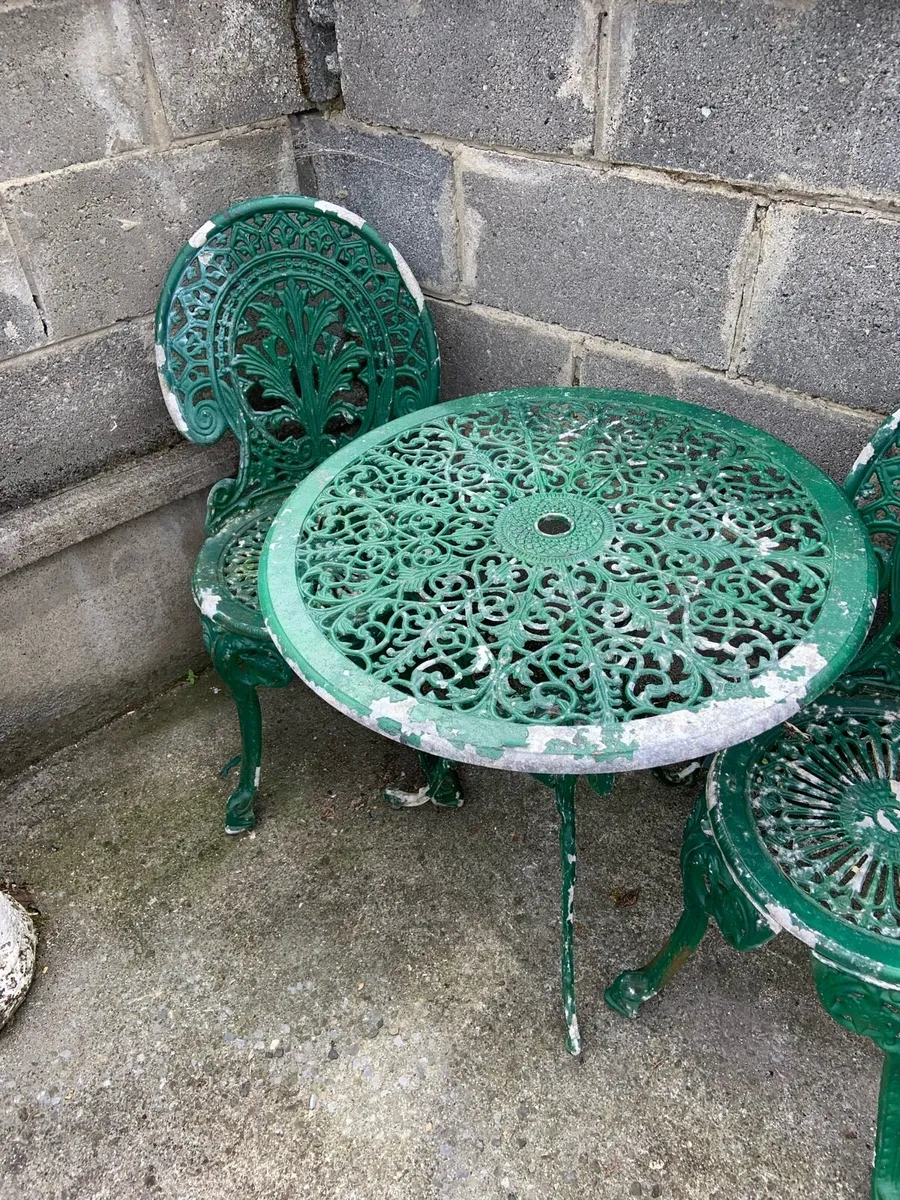 Garden table and two chairs - Image 2