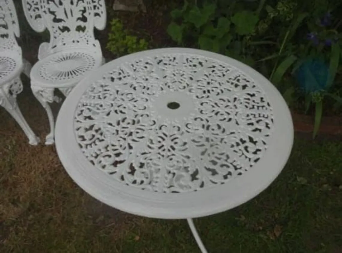 GARDEN / PATIO SET ~ TABLE AND 4 CHAIRS ~ CAST ALU - Image 2