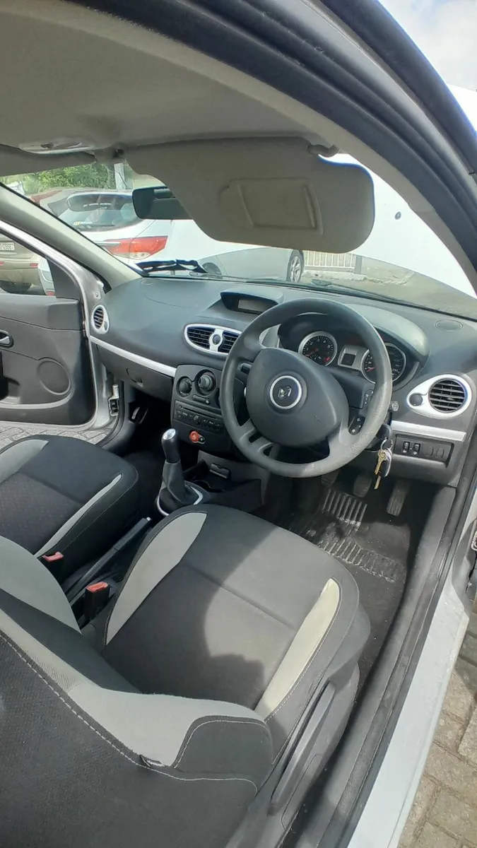 Renault Clio 2011 - Image 2