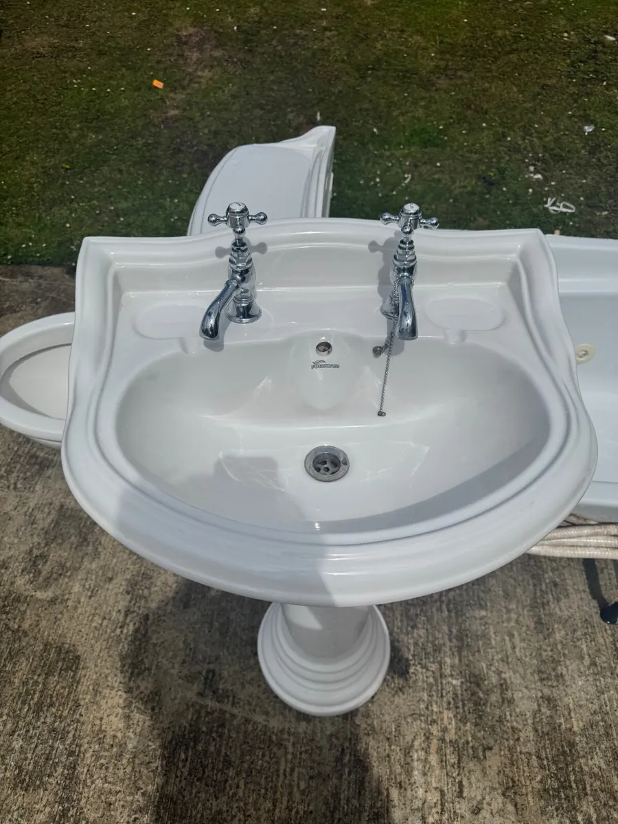 Electric stair, jacuzzi bath sink and toilet - Image 1