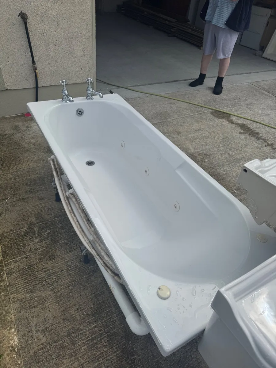Electric stair, jacuzzi bath sink and toilet - Image 2