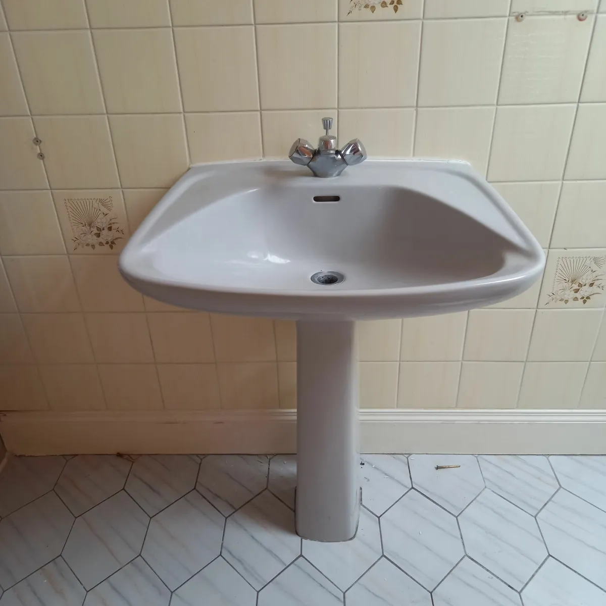 Bathroom suite - Image 1