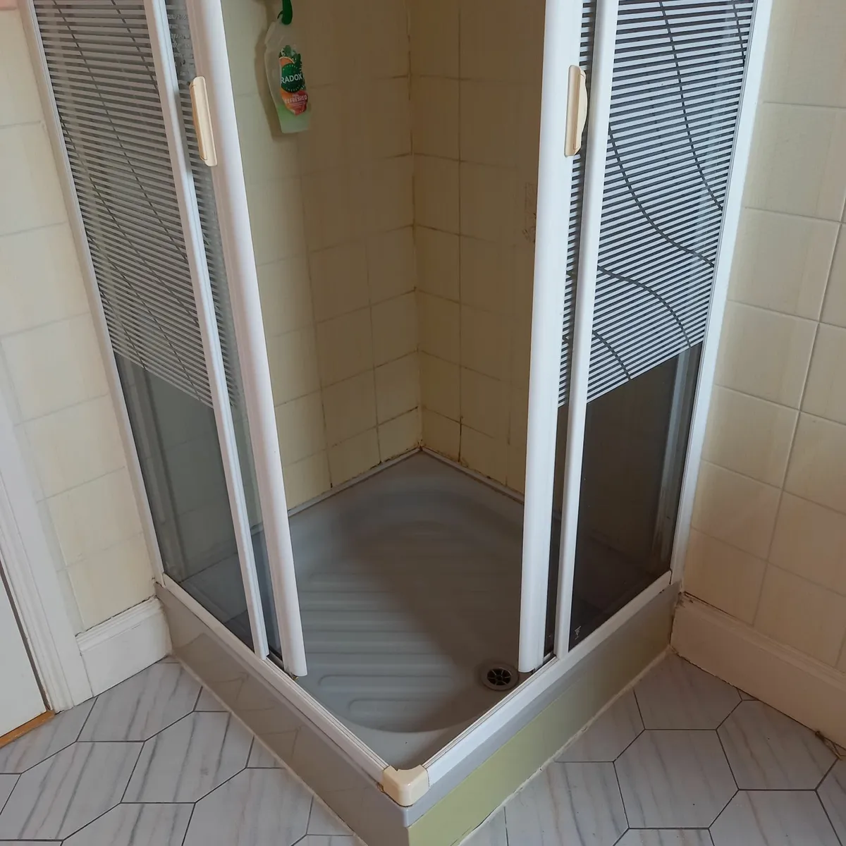 Bathroom suite - Image 2
