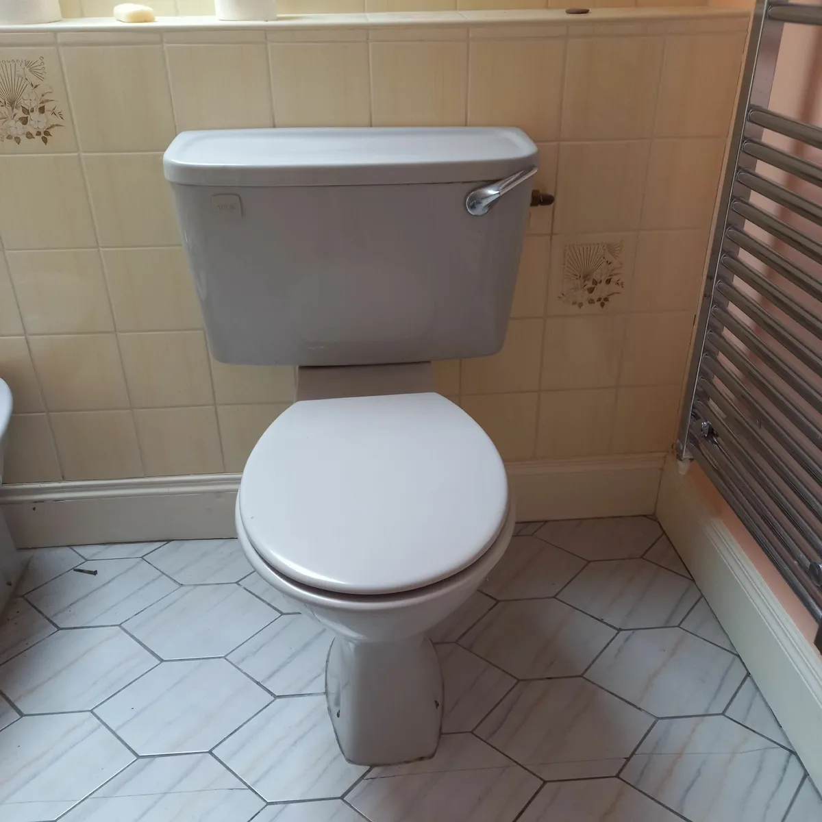Bathroom suite - Image 4
