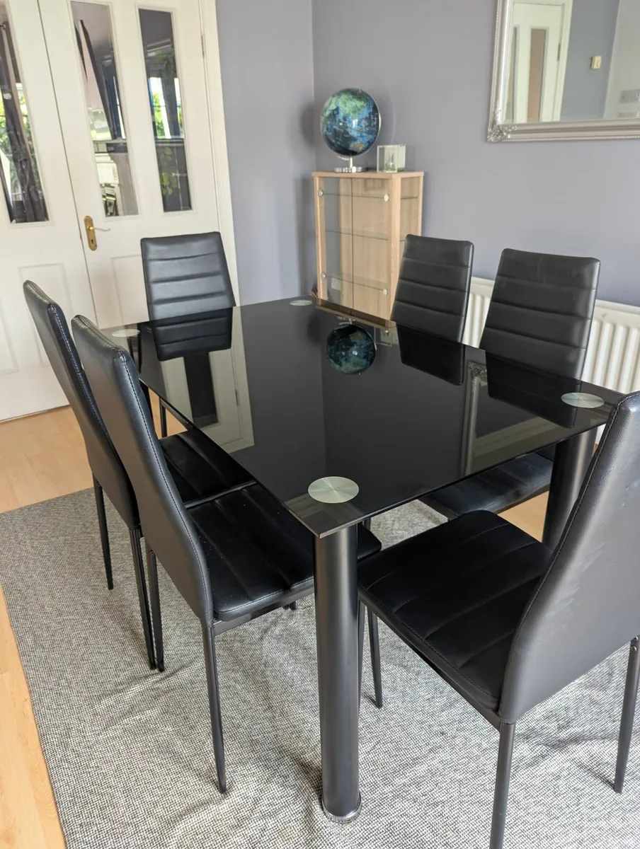 Table and 6 chairs - Image 1
