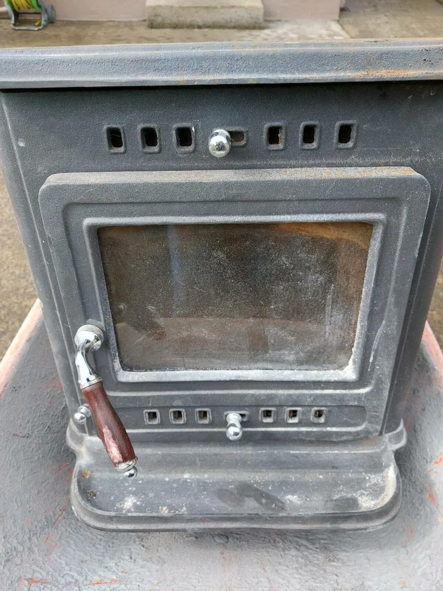 Solid fuel stove - Image 1