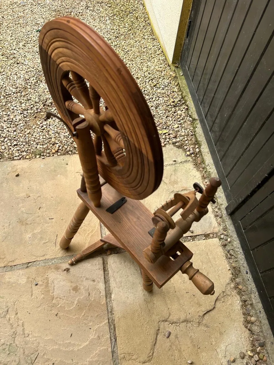 Vintage Spinning wheel - Image 1