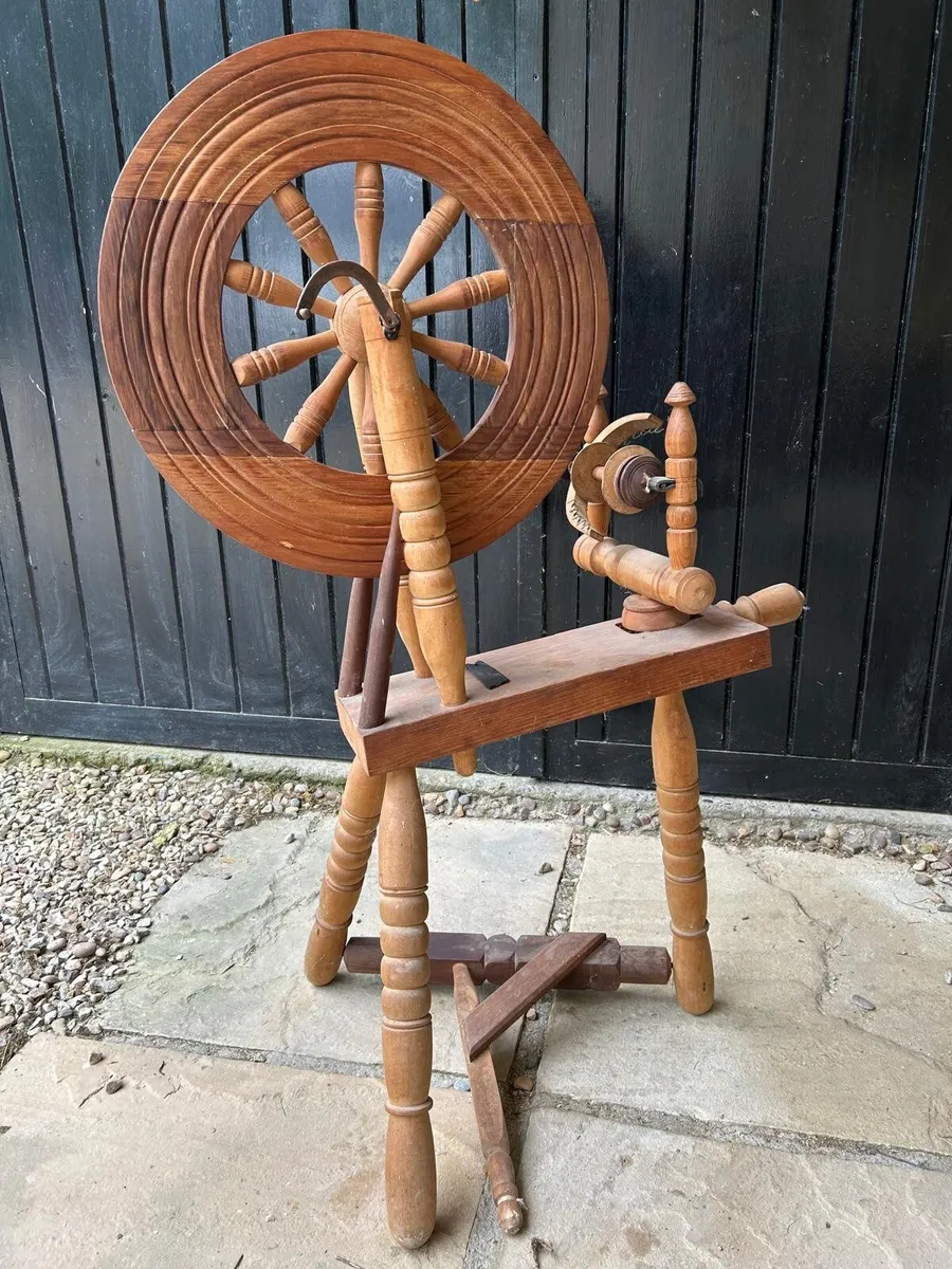 Vintage Spinning wheel - Image 2