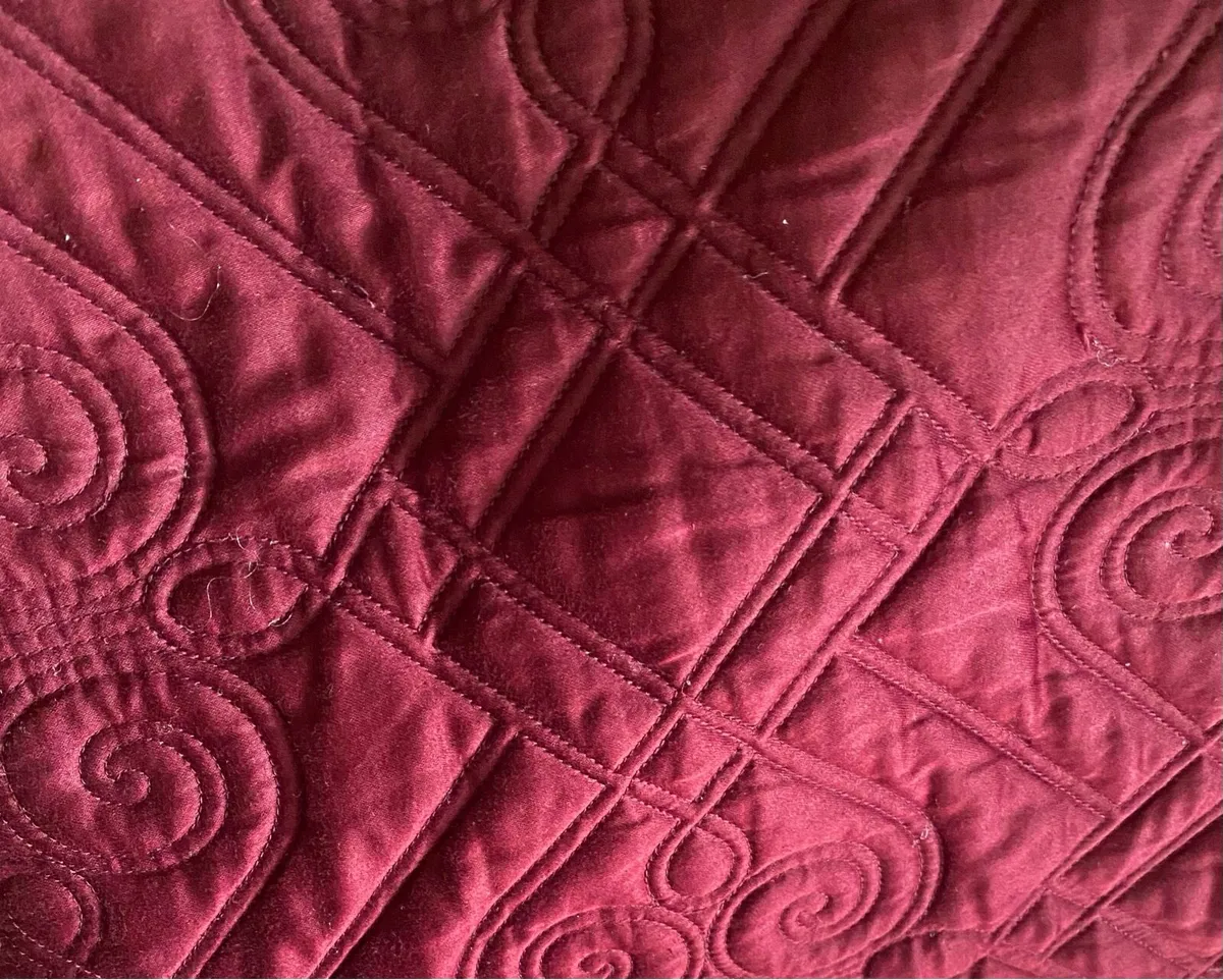 Superking XL burgundy bedspread - Image 1