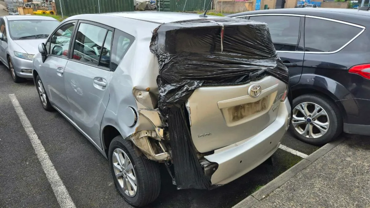 Toyota verso for parts - Image 3