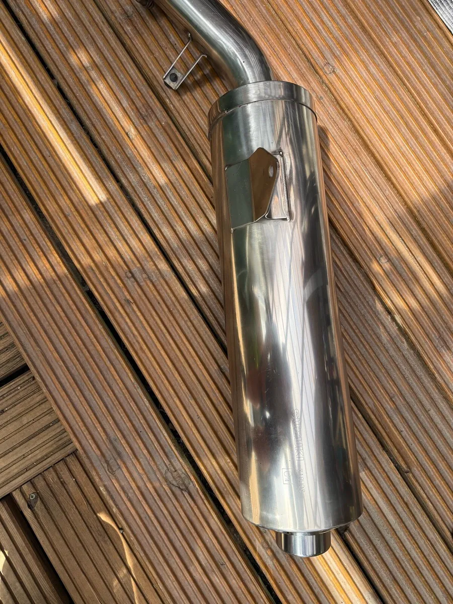 Motorcycle stand ,Suzuki 650 exhaust - Image 3