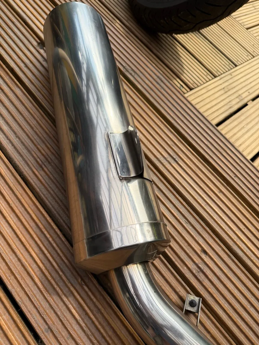 Motorcycle stand ,Suzuki 650 exhaust - Image 4