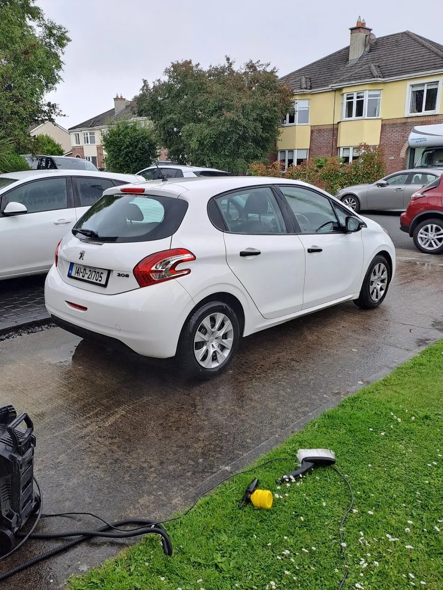 Peugeot 208 - Image 2