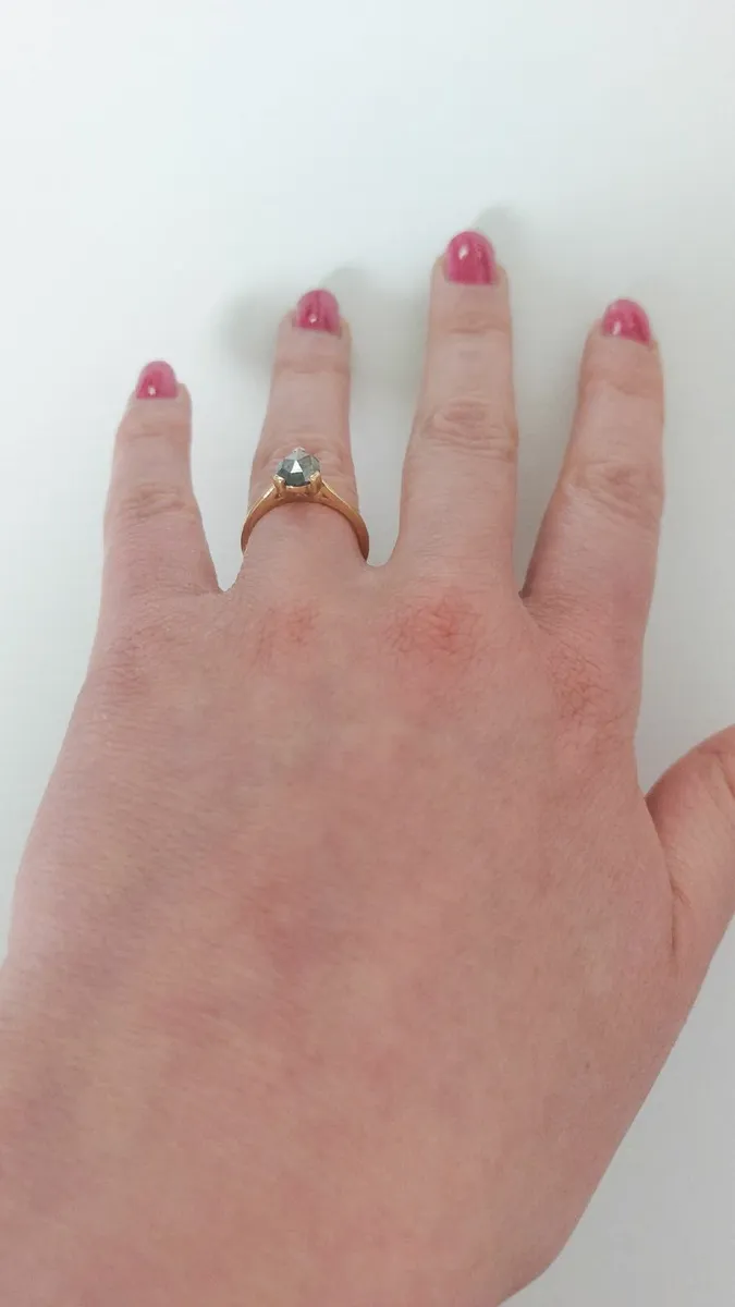 18 carat gold ring with black diamond - Image 2