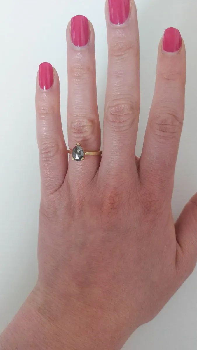 18 carat gold ring with black diamond - Image 1