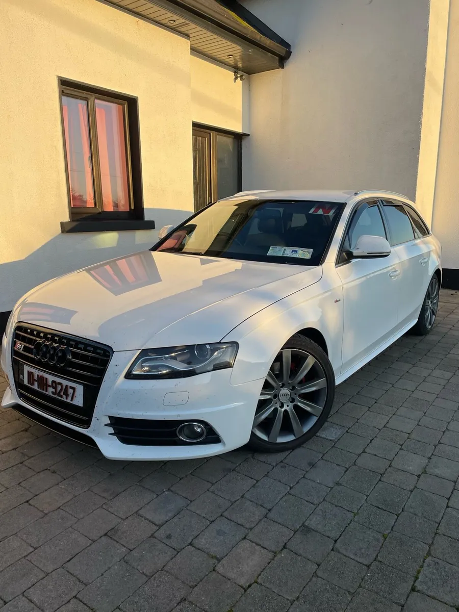 Audi A4 Avant Black edition S line - Image 1