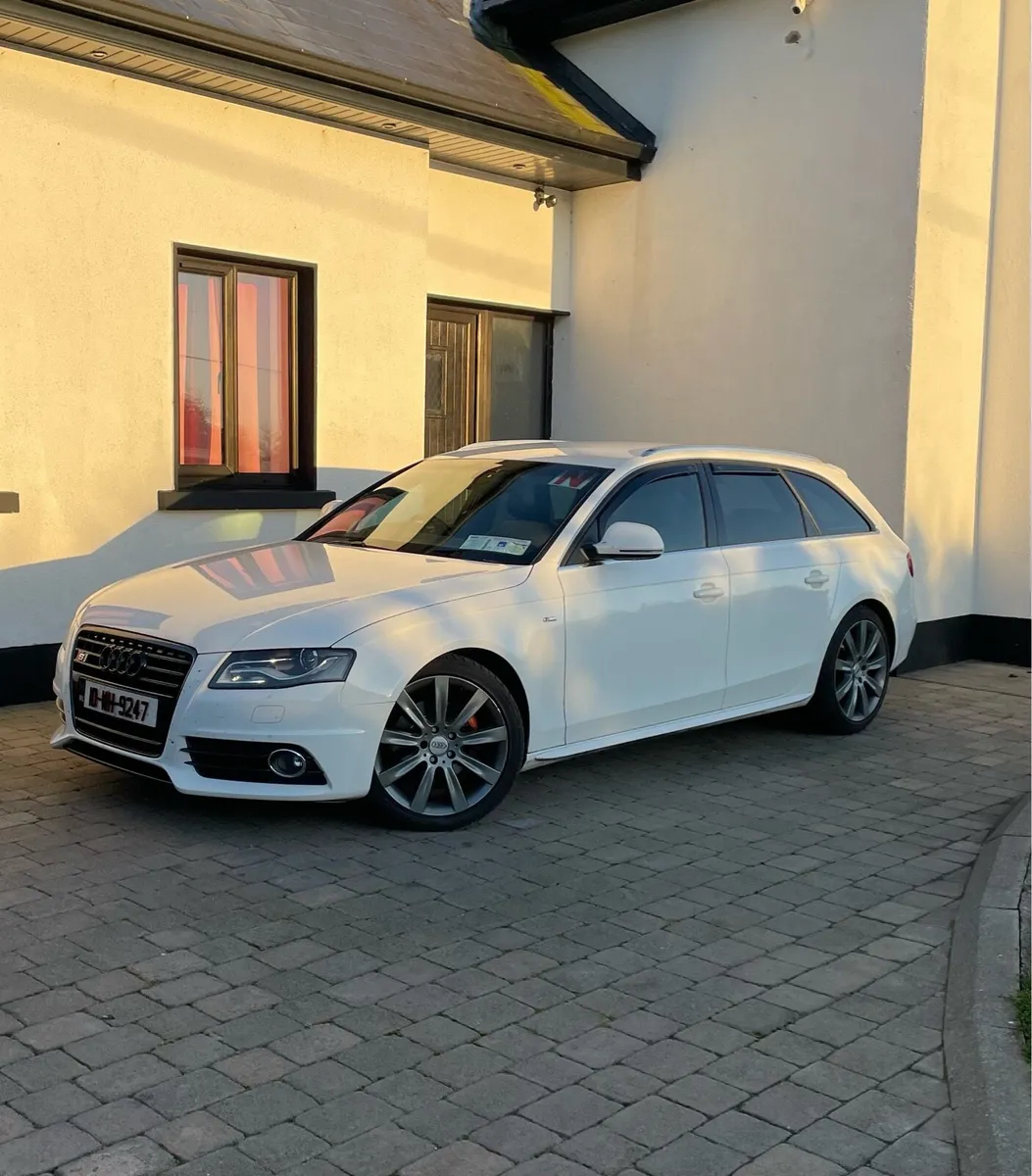 Audi A4 Avant Black edition S line - Image 2