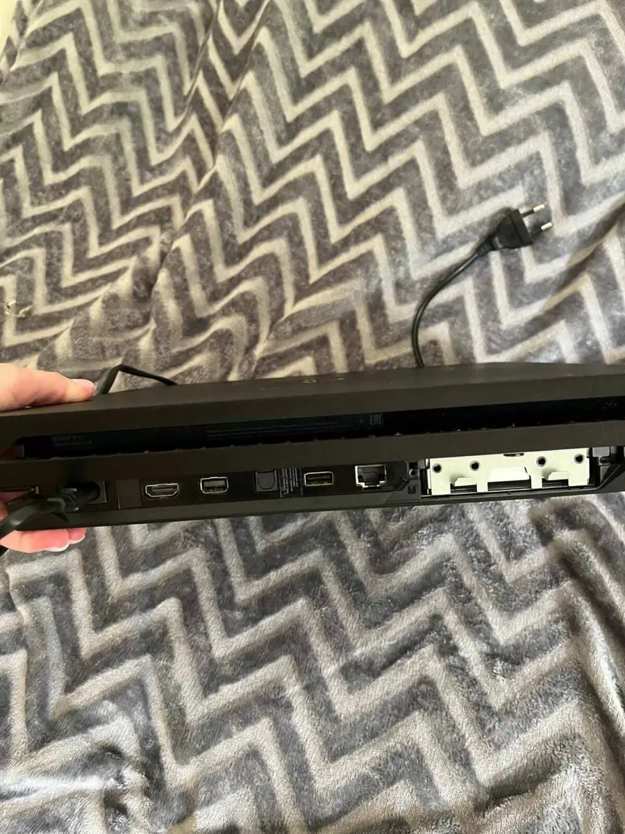 PlayStation 4 Pro (1TB) + 2 Controllers 🎮 - Image 3