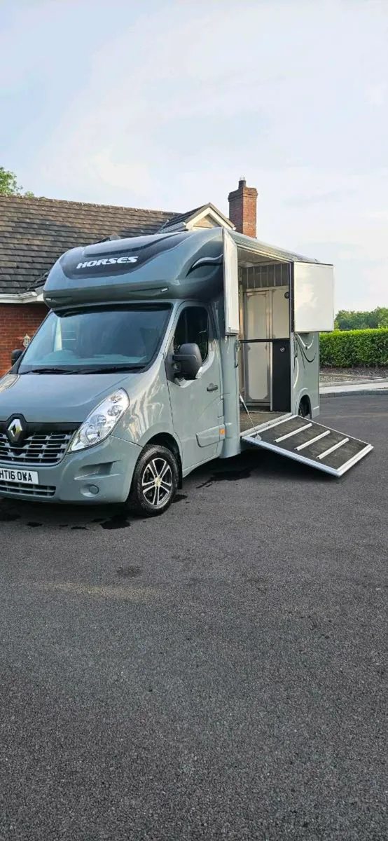 Horse box 48000 miles Renault master - Image 1