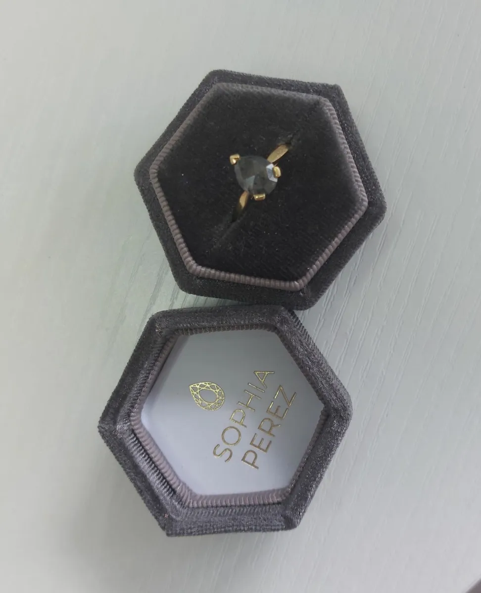 18 carat gold ring with black diamond - Image 4