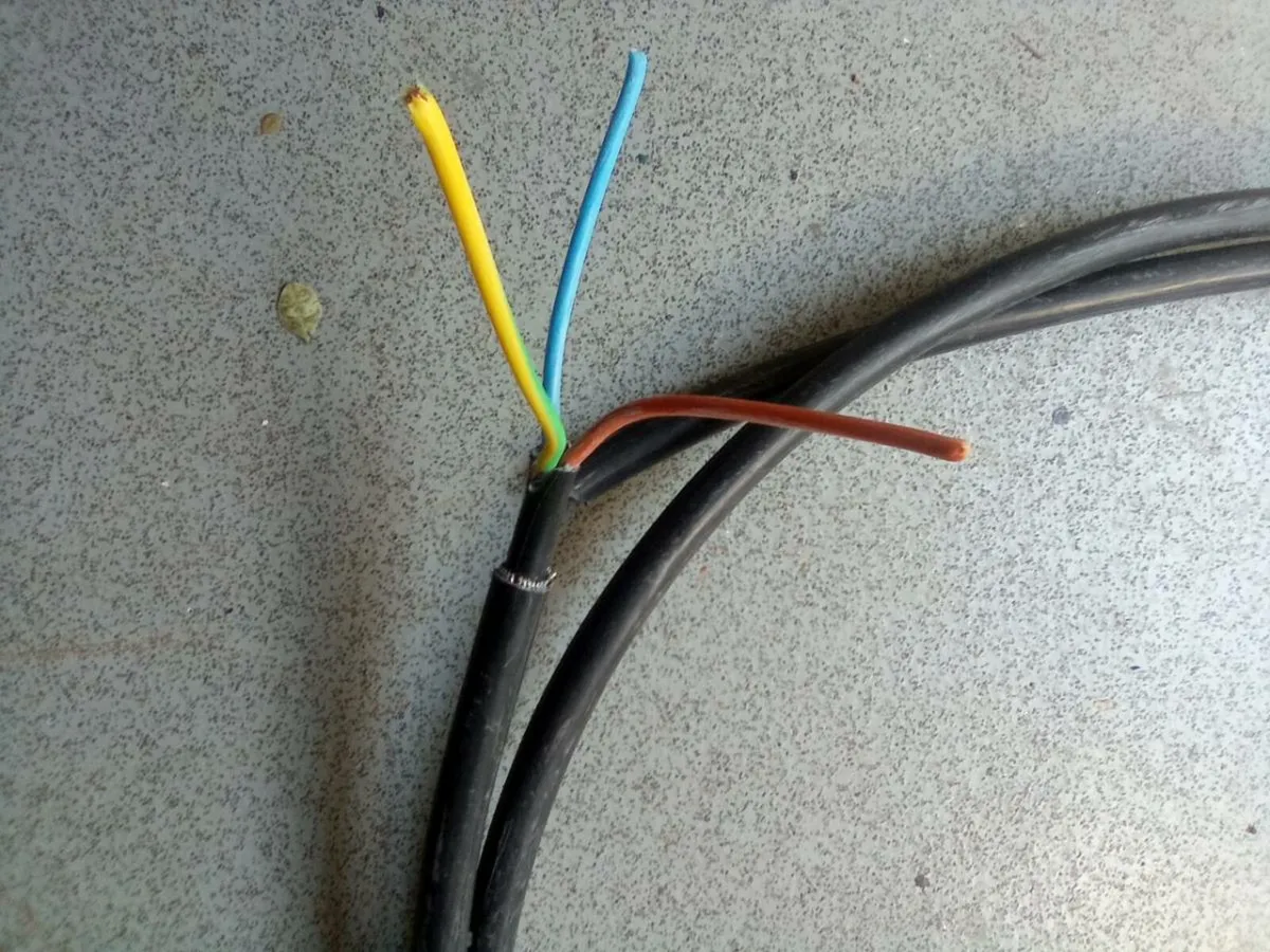 4. METRES OF. 3. X. 10. SQUARE  UNDERGROUND. CABLE - Image 1