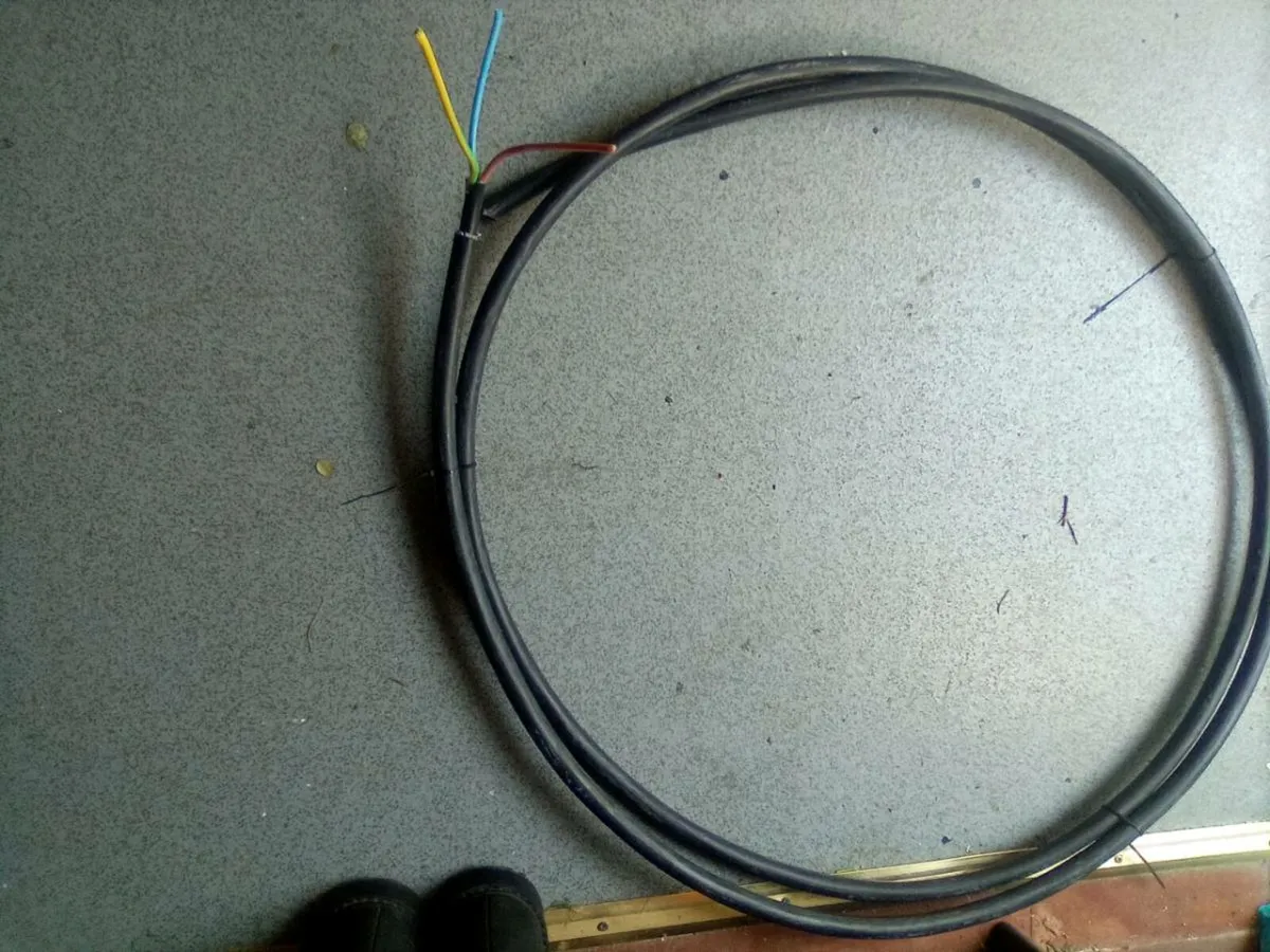 4. METRES OF. 3. X. 10. SQUARE  UNDERGROUND. CABLE - Image 2