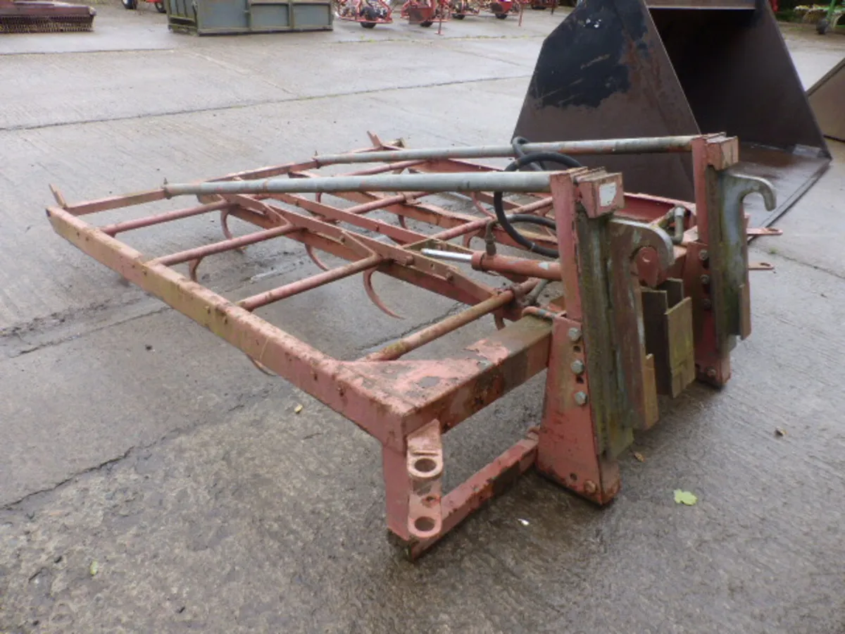 Flat 8 Bale Grab - Image 4