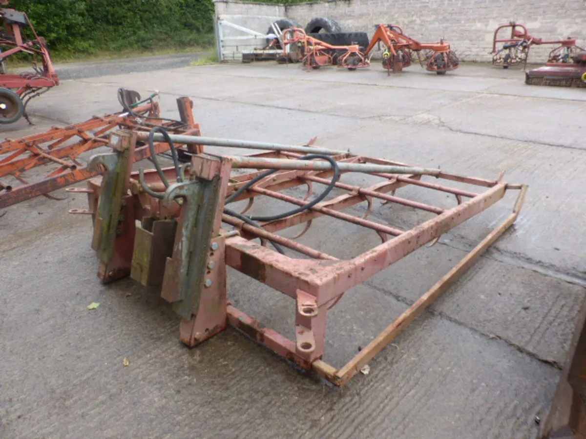 Flat 8 Bale Grab - Image 3