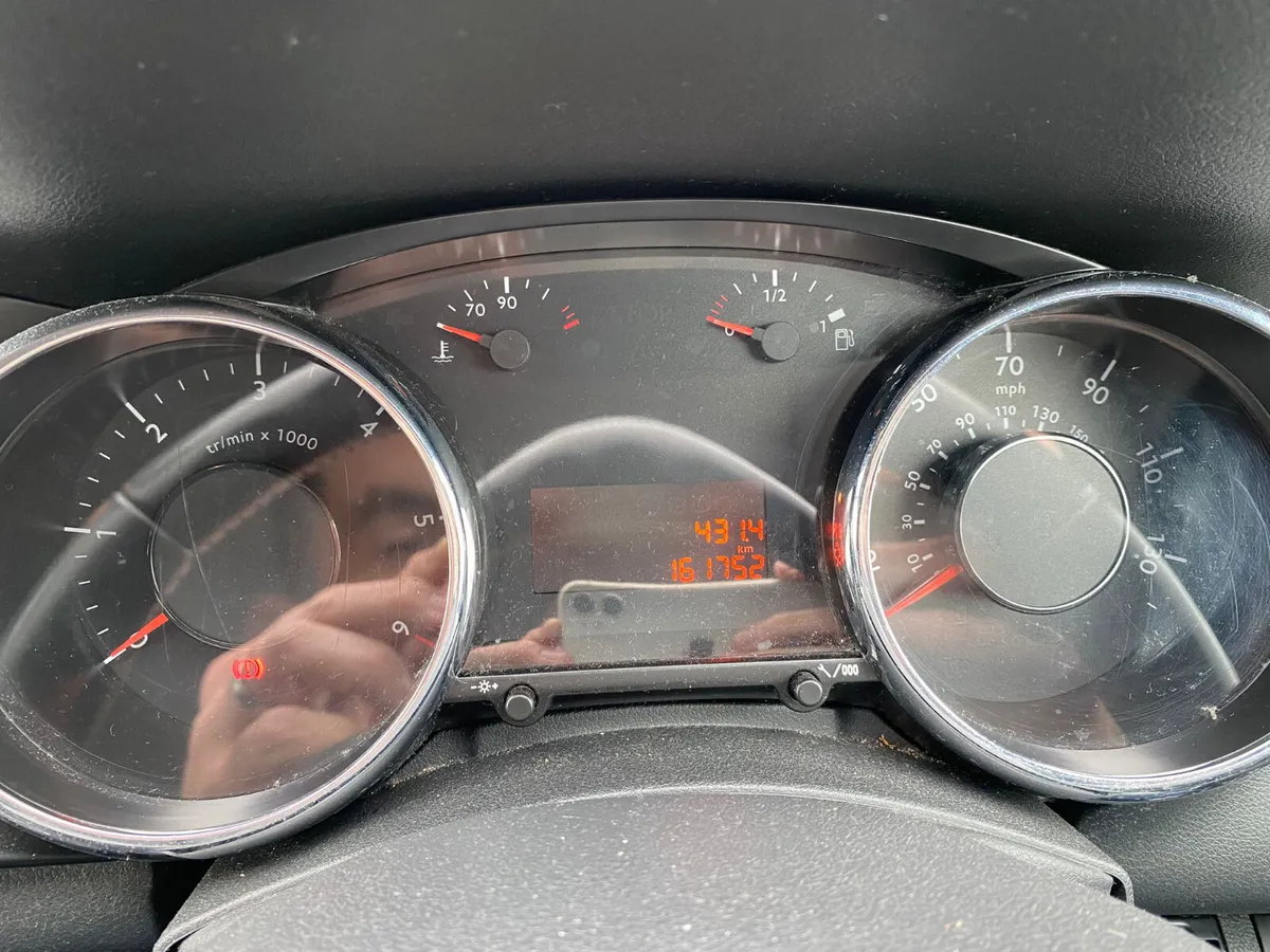 MINT CONDITION Peugeot 3008 2012 - Image 3