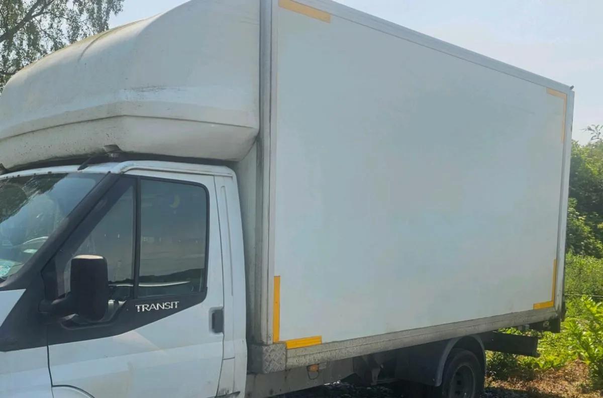 Luton body with tail lift - Image 1