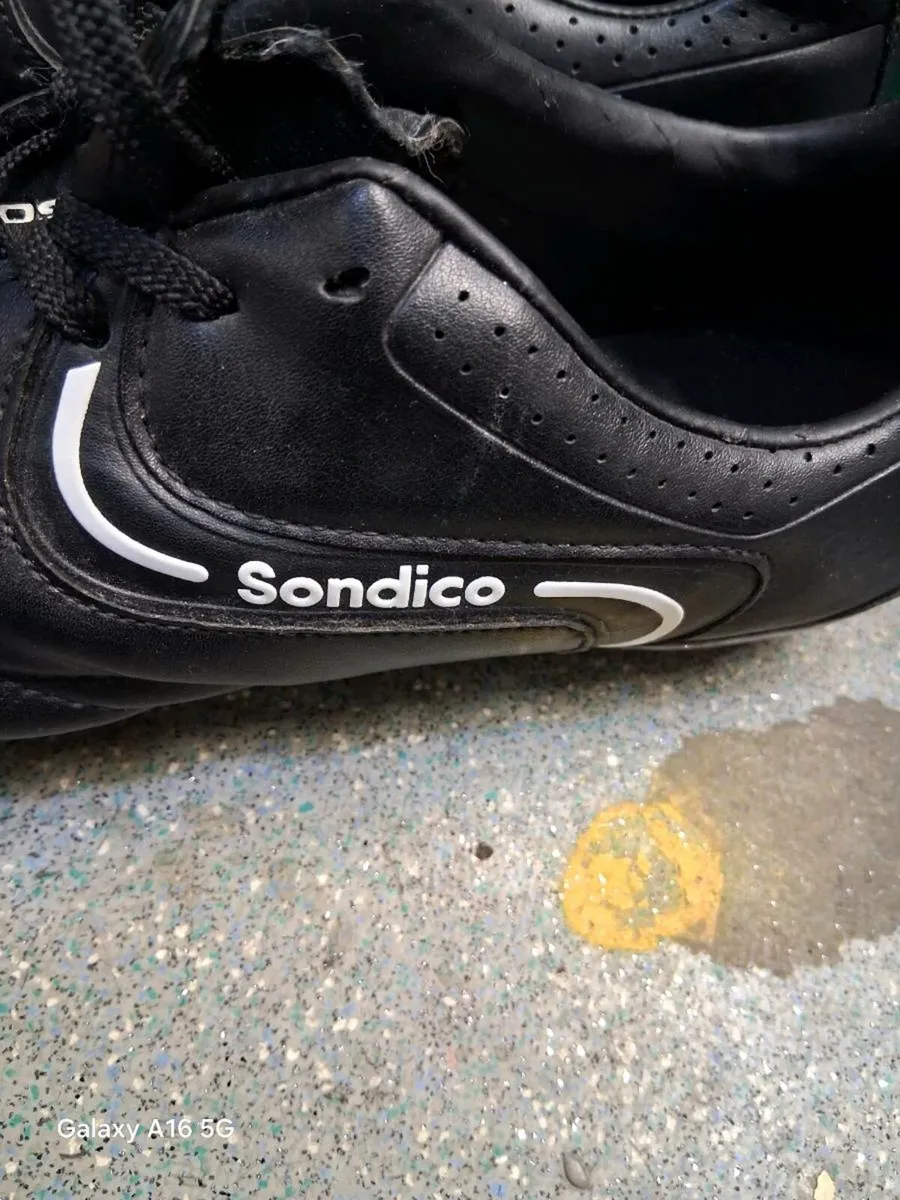 Football boots - Image 2
