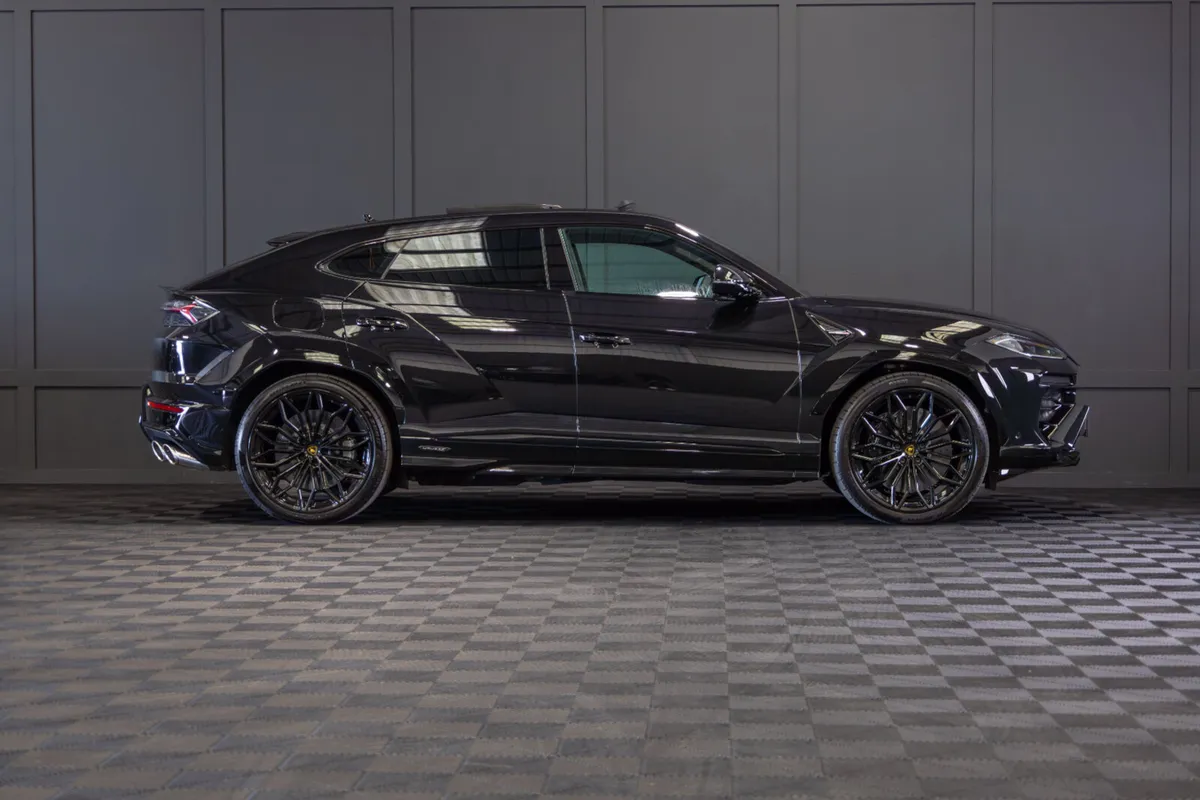 2025 Lamborghini Urus SE - Image 2