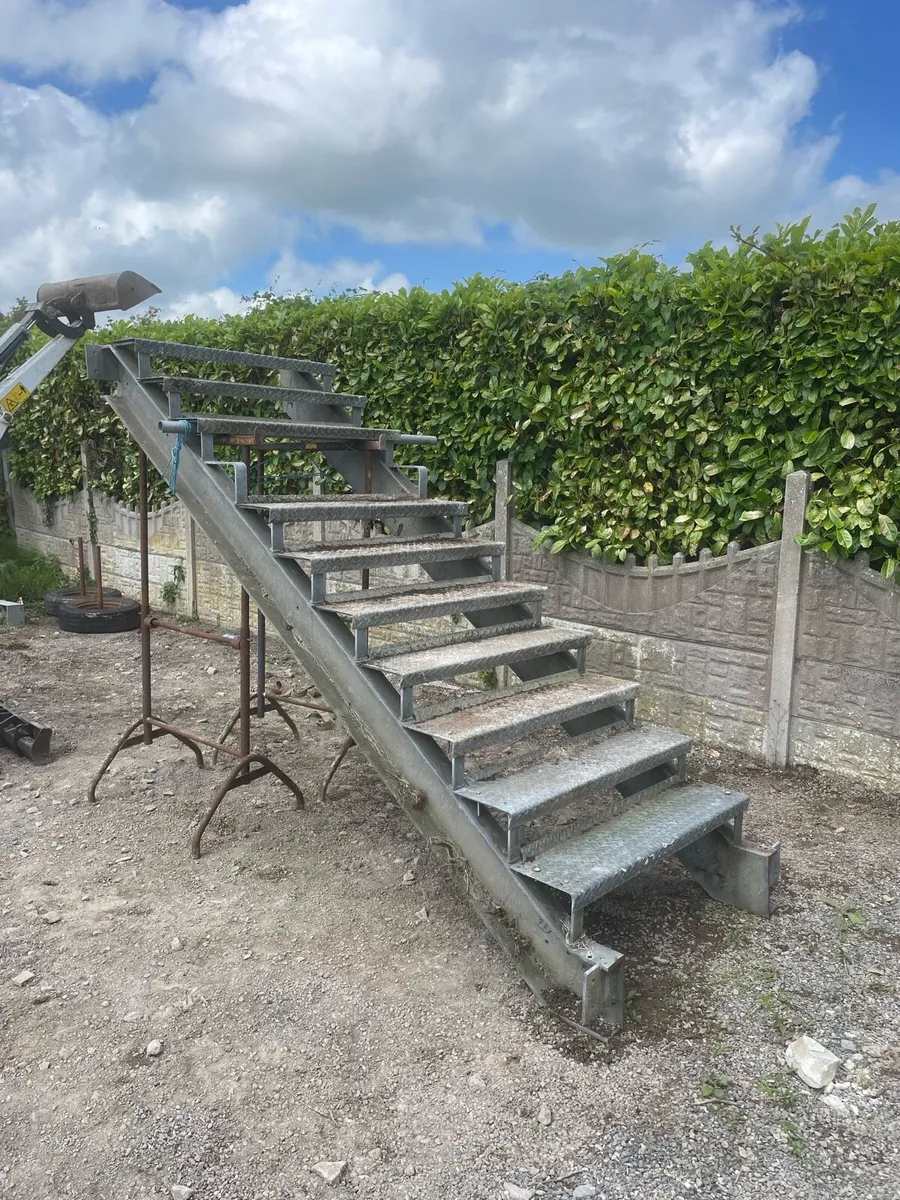 3 sets of stairs - Image 1