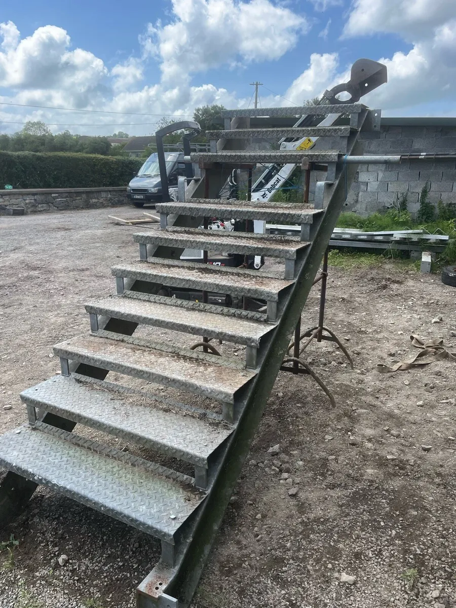 3 sets of stairs - Image 2