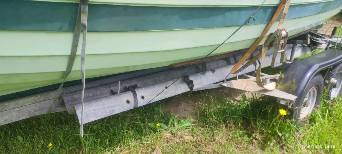 19 ft fishing boat - Image 2