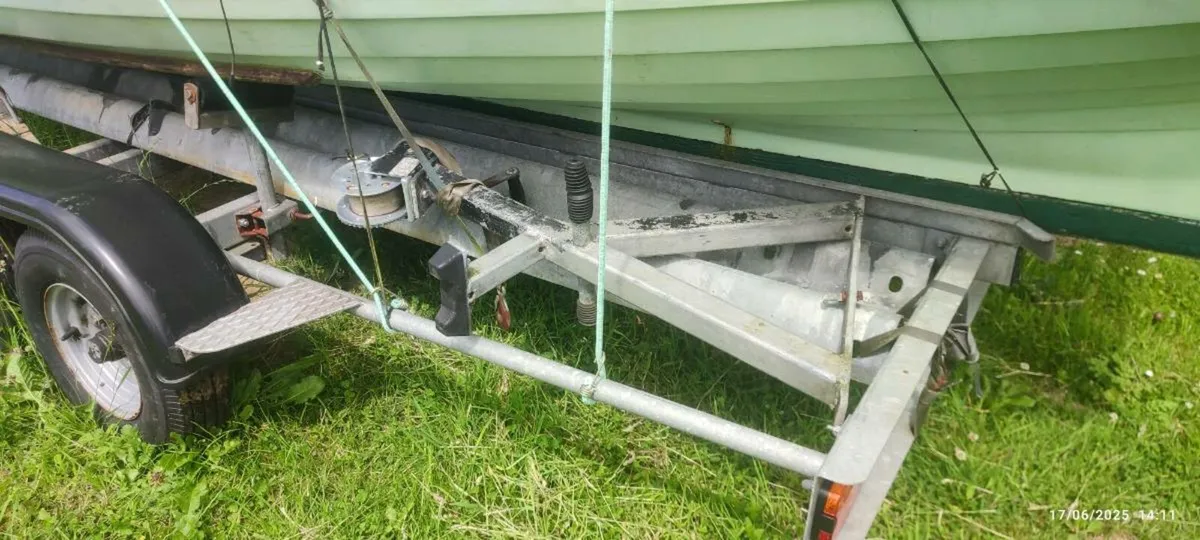 19 ft fishing boat - Image 3