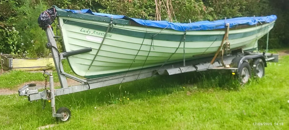 19 ft fishing boat - Image 1