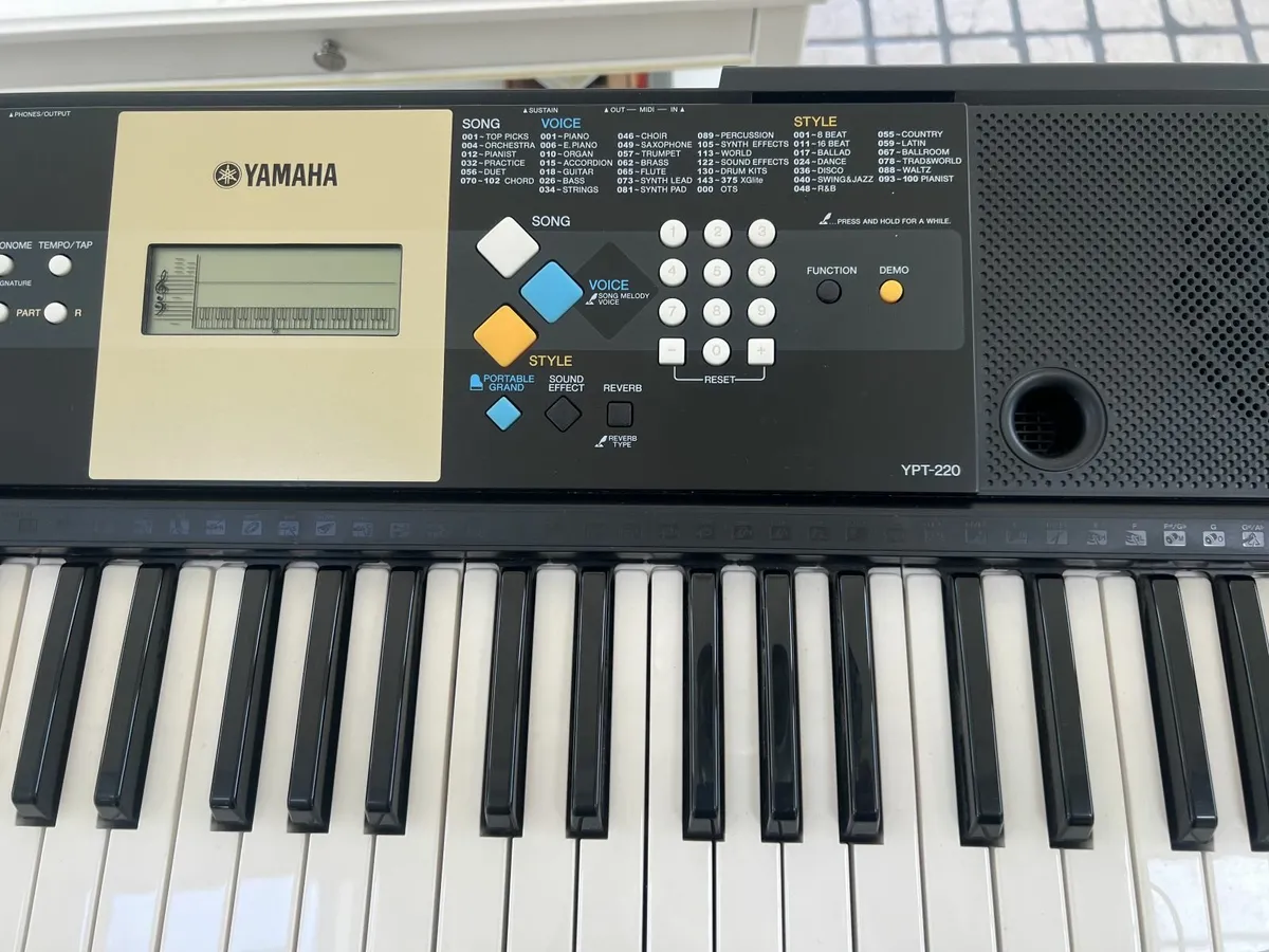 Yamaha Keyboard & Stand - Image 3