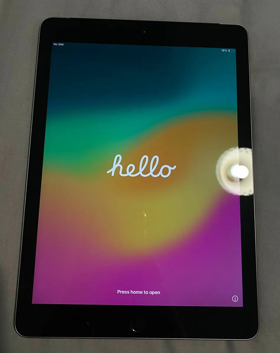 Apple iPad - Image 1