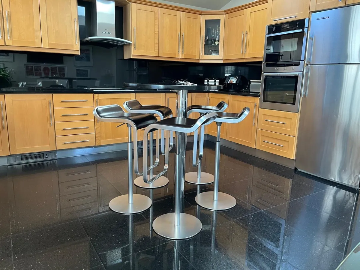 QUICK SALE NEEDED - KITCHEN - SHAKER TIMBER - Image 1