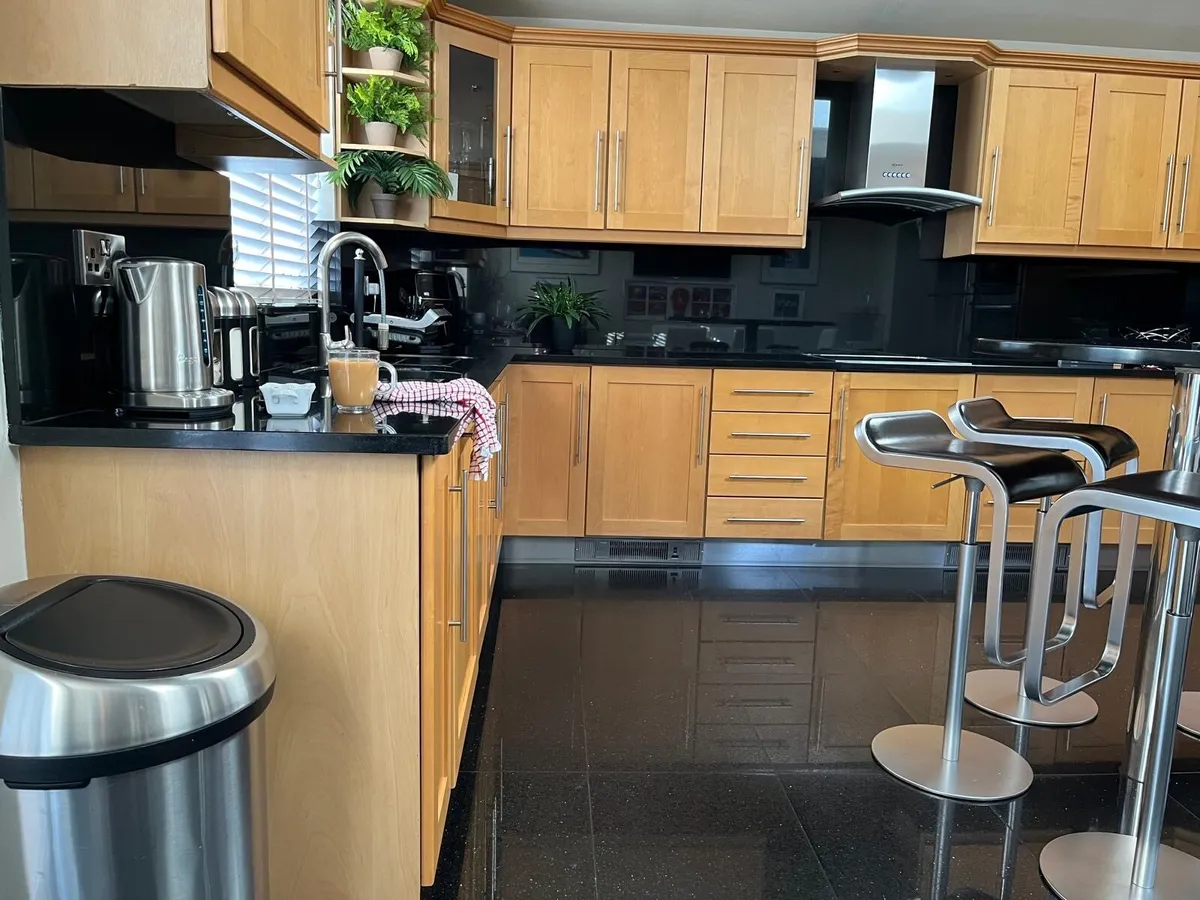 QUICK SALE NEEDED - KITCHEN - SHAKER TIMBER - Image 2