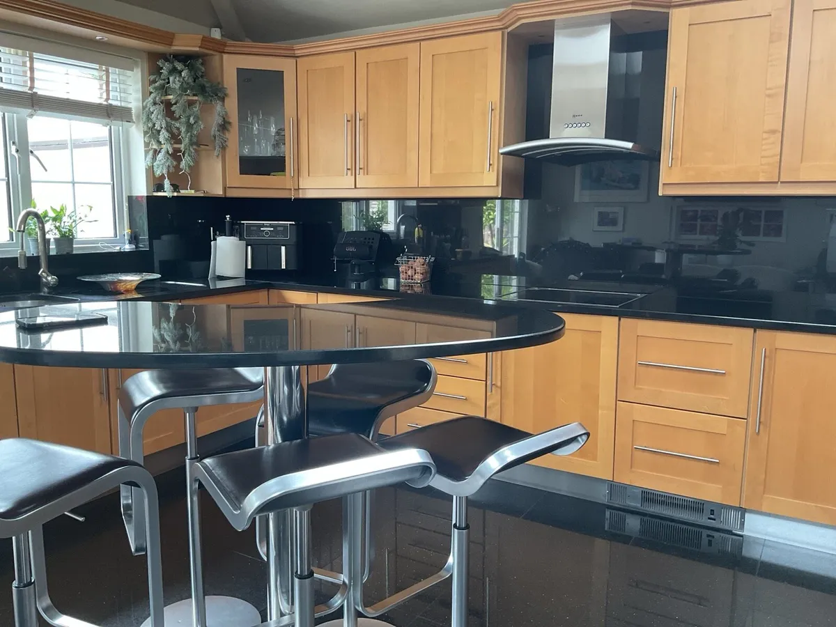 QUICK SALE NEEDED - KITCHEN - SHAKER TIMBER - Image 4