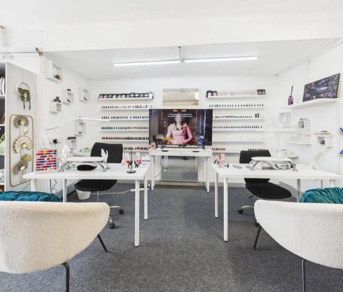 Nail / lashes beauty salon - Image 1