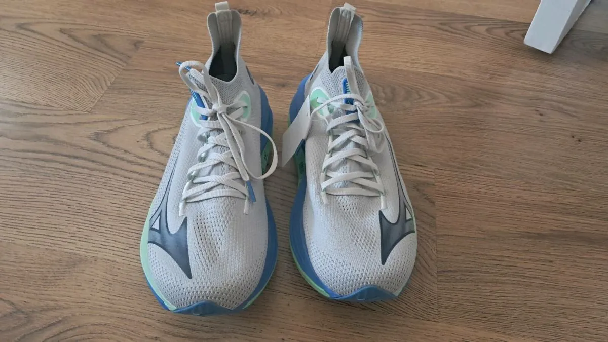 Mizuno Neo Vista Nimbus Size 9 - Image 1