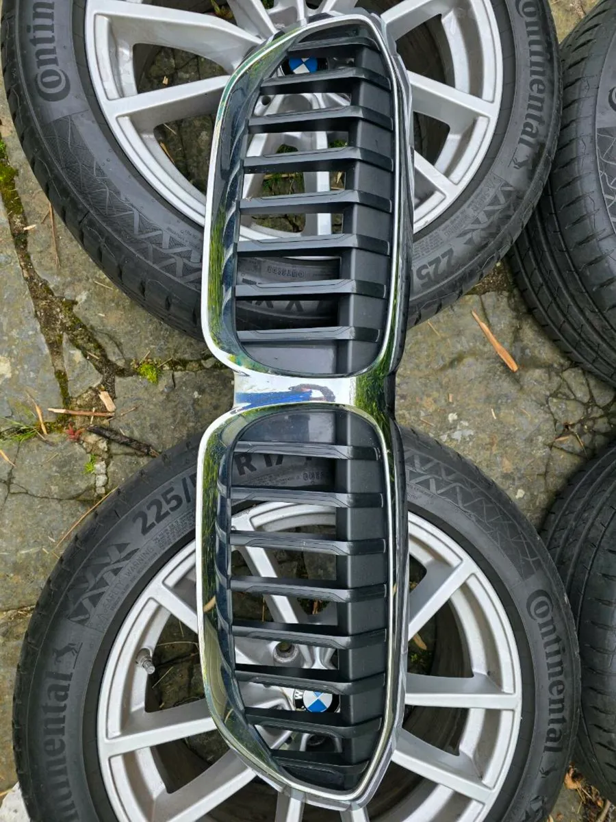 BMW 17" alloys with TP sensors & BMW grill - Image 1