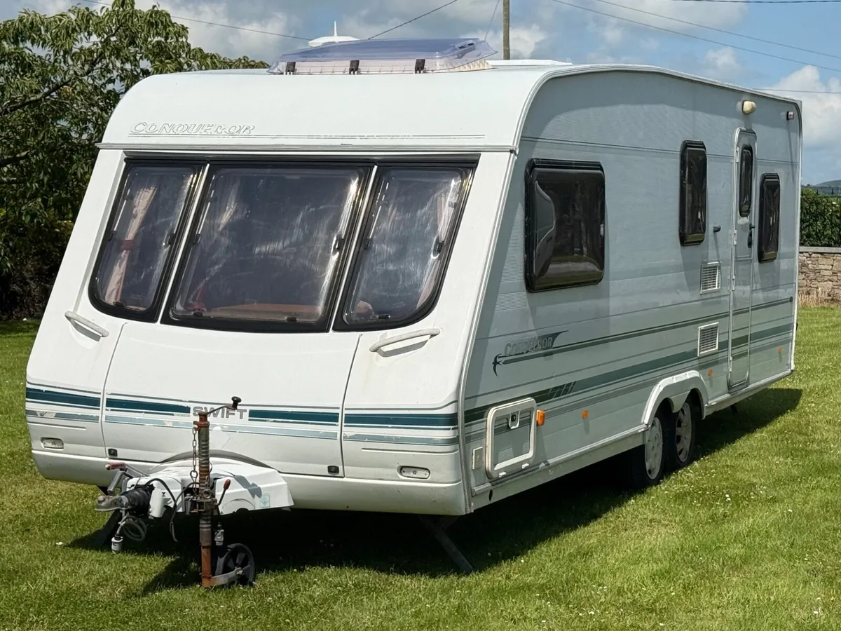 Twin axle Swift Conquerer 610 Lux 5 berth & awning - Image 1
