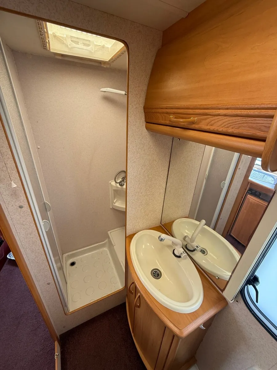 Twin axle Swift Conquerer 610 Lux 5 berth & awning - Image 4