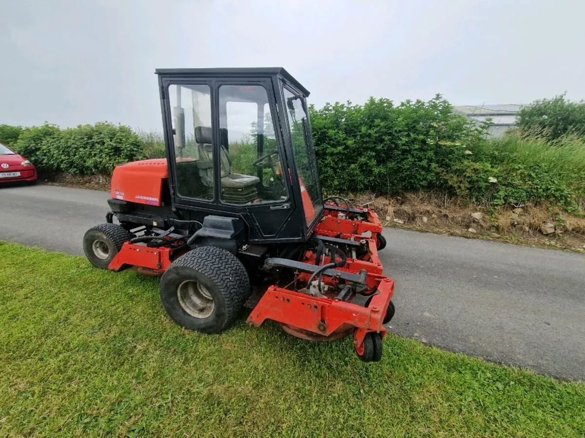Jacobsen Ar250 4WD 5 Deck mower - Image 2